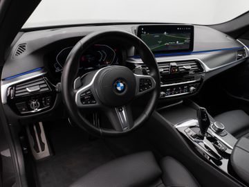 Fahrzeugabbildung BMW 520d M Sport  Kamera HUD DAB HiFi AHK DisplayKey