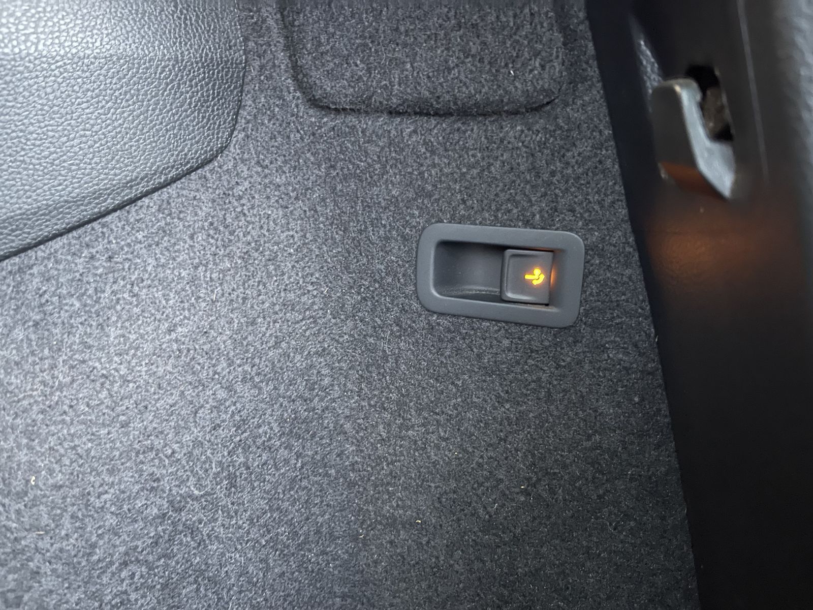 Fahrzeugabbildung SKODA Karoq Ambition 1.5 TSI*AHK*STHZ*LED*Cam*ACC*