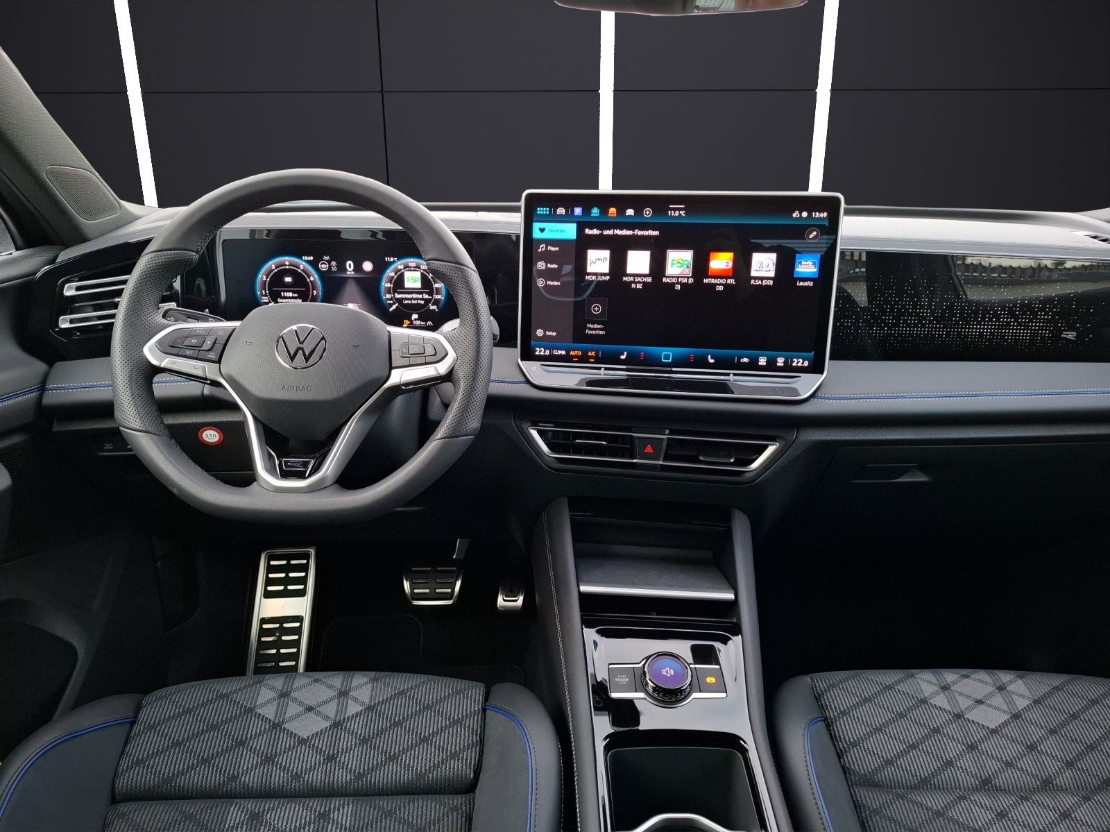 Fahrzeugabbildung Volkswagen Tiguan eTSI R-Line DSG Standhzg Matrix AHK Navi