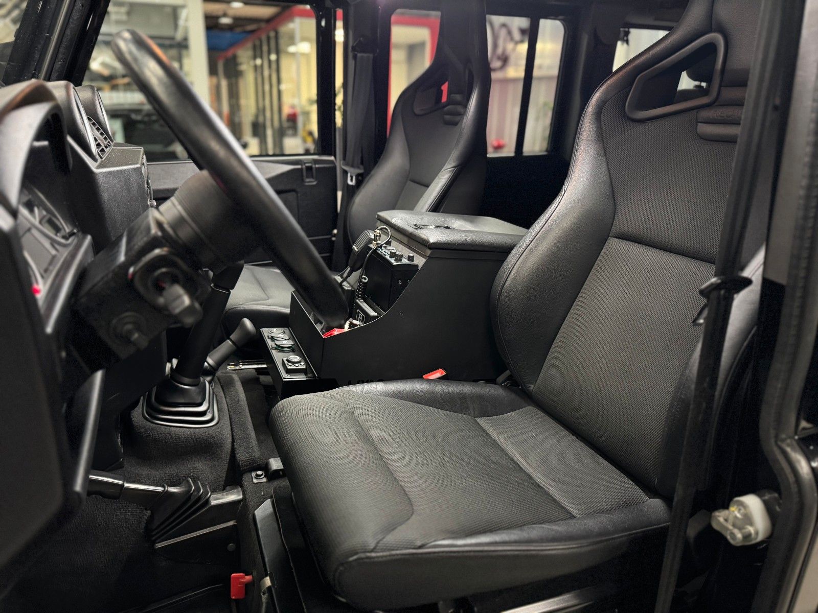 Fahrzeugabbildung Land Rover Defender 110 SE Station Wagon "Maxi-UMBAU"