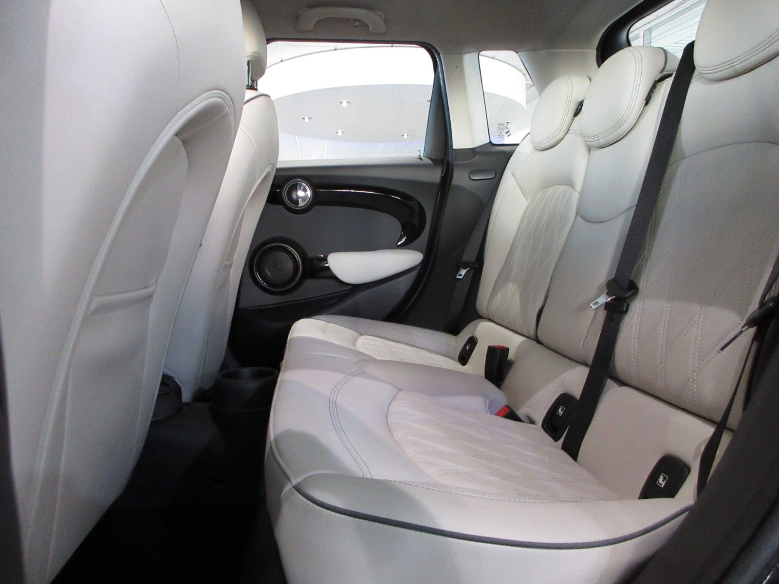 Fahrzeugabbildung MINI Mini Cooper Classic Trim LED/NAVI/SHZ/PANO/LEDER