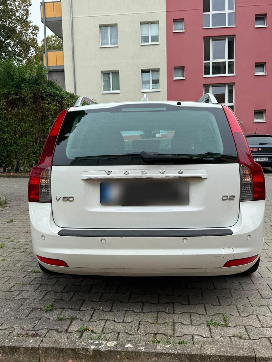 Volvo V50 2011 — engine 114 HP (84kW)