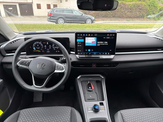 Fahrzeugabbildung Volkswagen T-Roc LIFE 1,5 eTSI DSG NAVI LED SHZ KEYLESS KAM