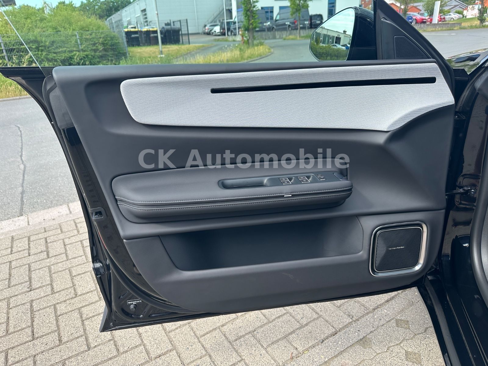 Fahrzeugabbildung Polestar 4 LRDM 400 kW Long Range Dual/Pano/Head-Up