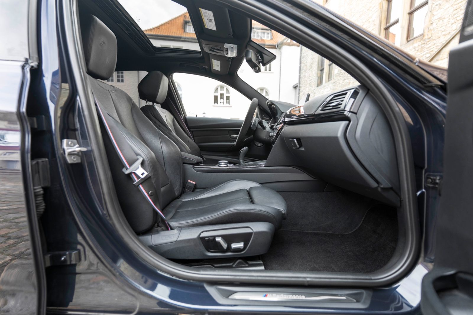 Fahrzeugabbildung BMW 330I M-Performance H&K LED CARPLAY KAM NAV ALC