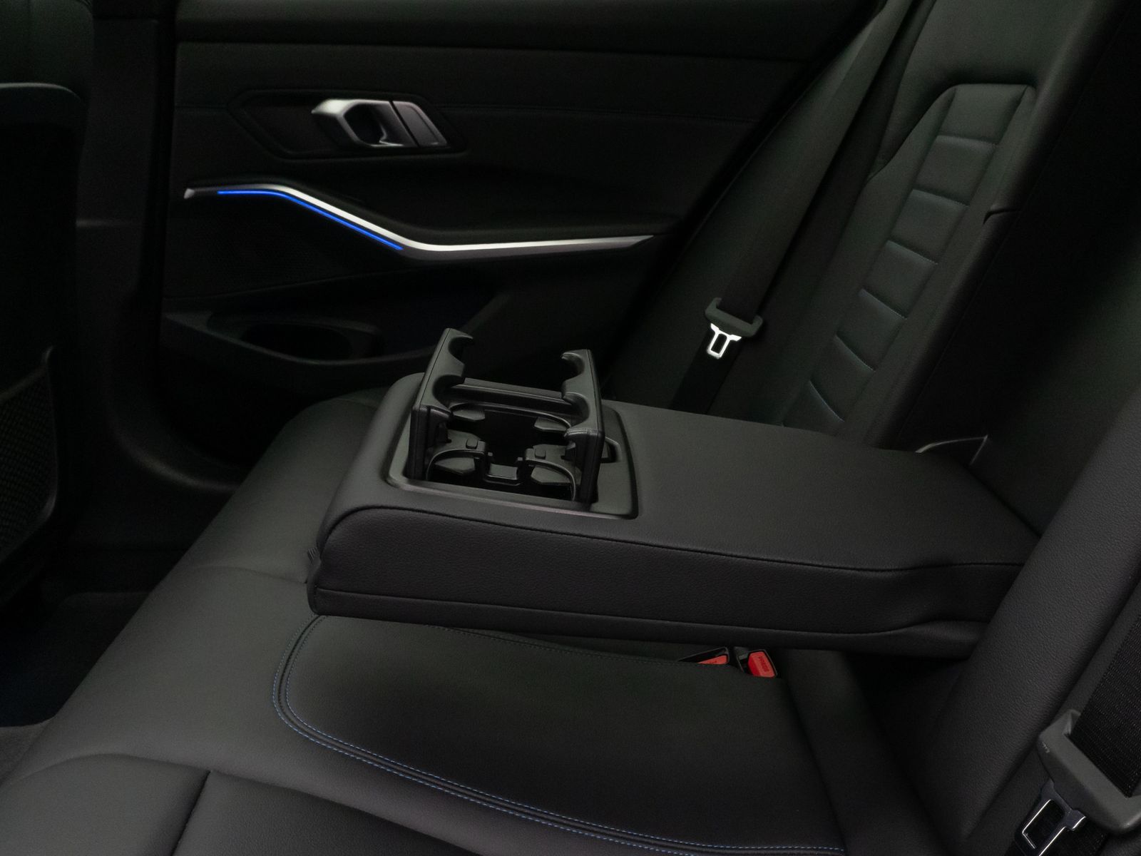 Fahrzeugabbildung BMW 330i M Sport Panorama Kamera Laser HUD DAB HiFi