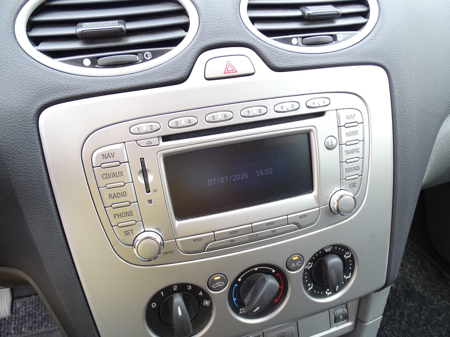 Ford Focus 2011 — photo 17