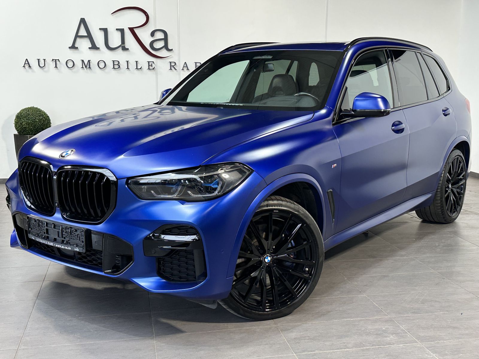 Fahrzeugabbildung BMW X5 M50i NAV+LASER+ACC+HEAD-UP+PANO+22ZO+360°+H&K