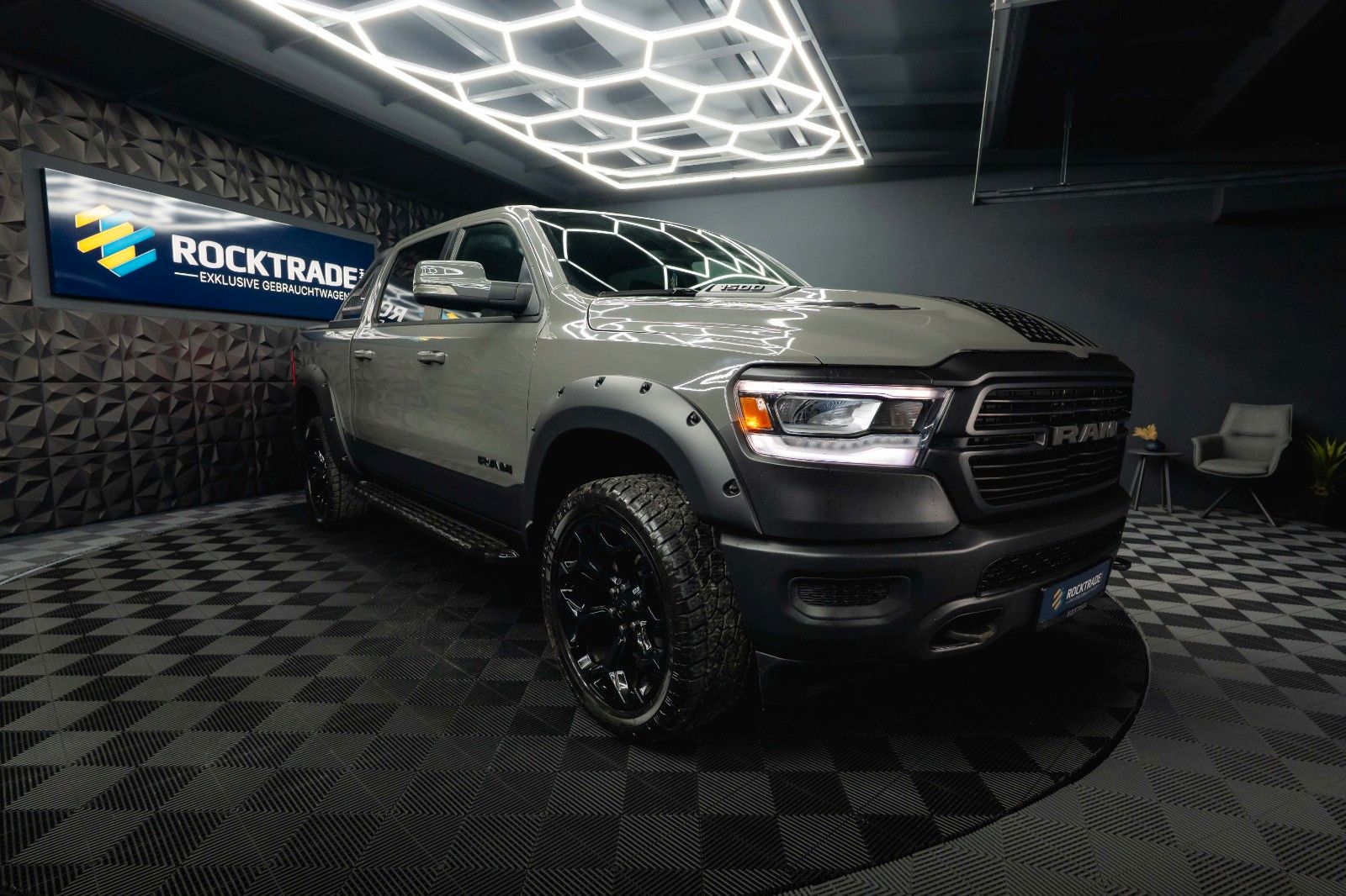 Fahrzeugabbildung Dodge RAM 5.7 V8 HEMI 4x4 NIGHT Laramie ARMY STYLE 19%