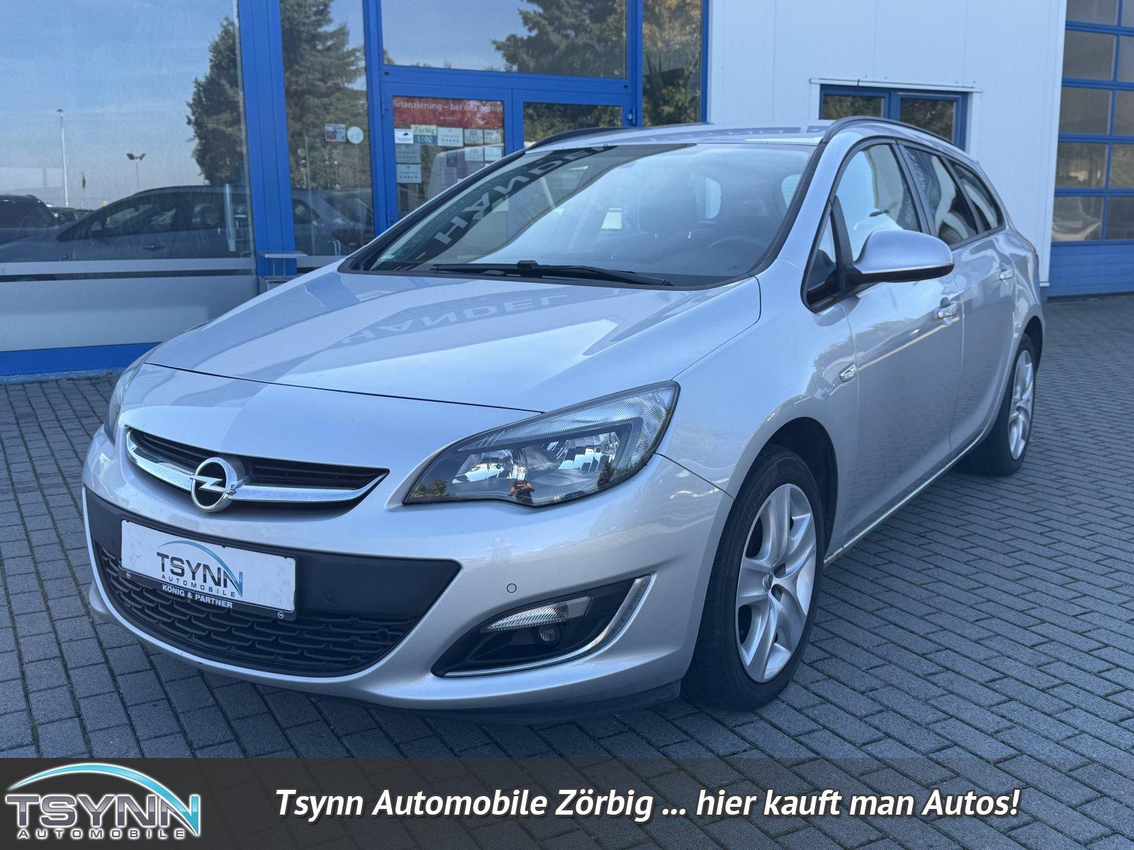 Opel Astra 2013 — rear view