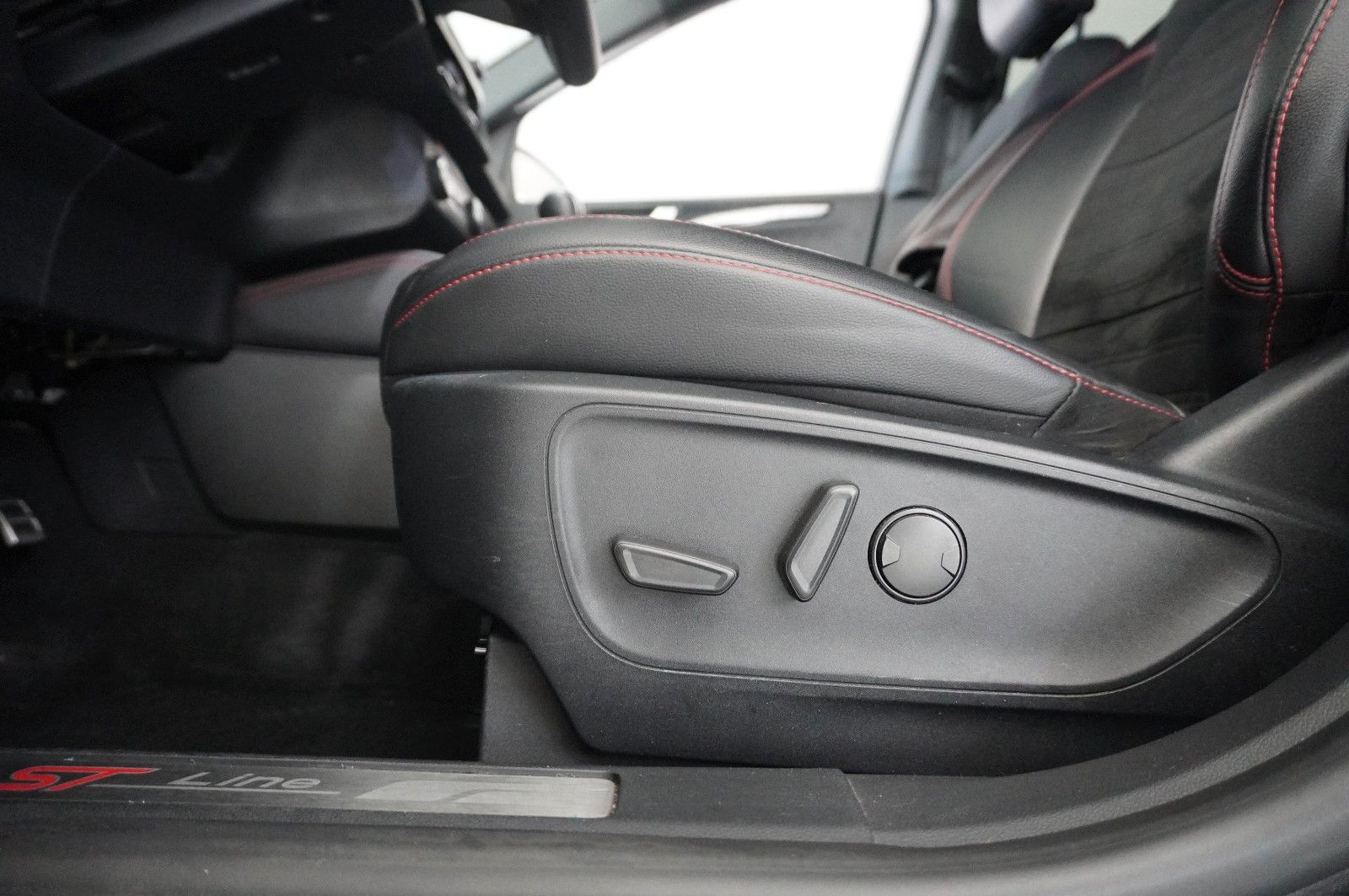 Fahrzeugabbildung Ford Kuga 1.5 ST-LINE X NAVI/LED/KAMERA/SPORT/B&O/DAB