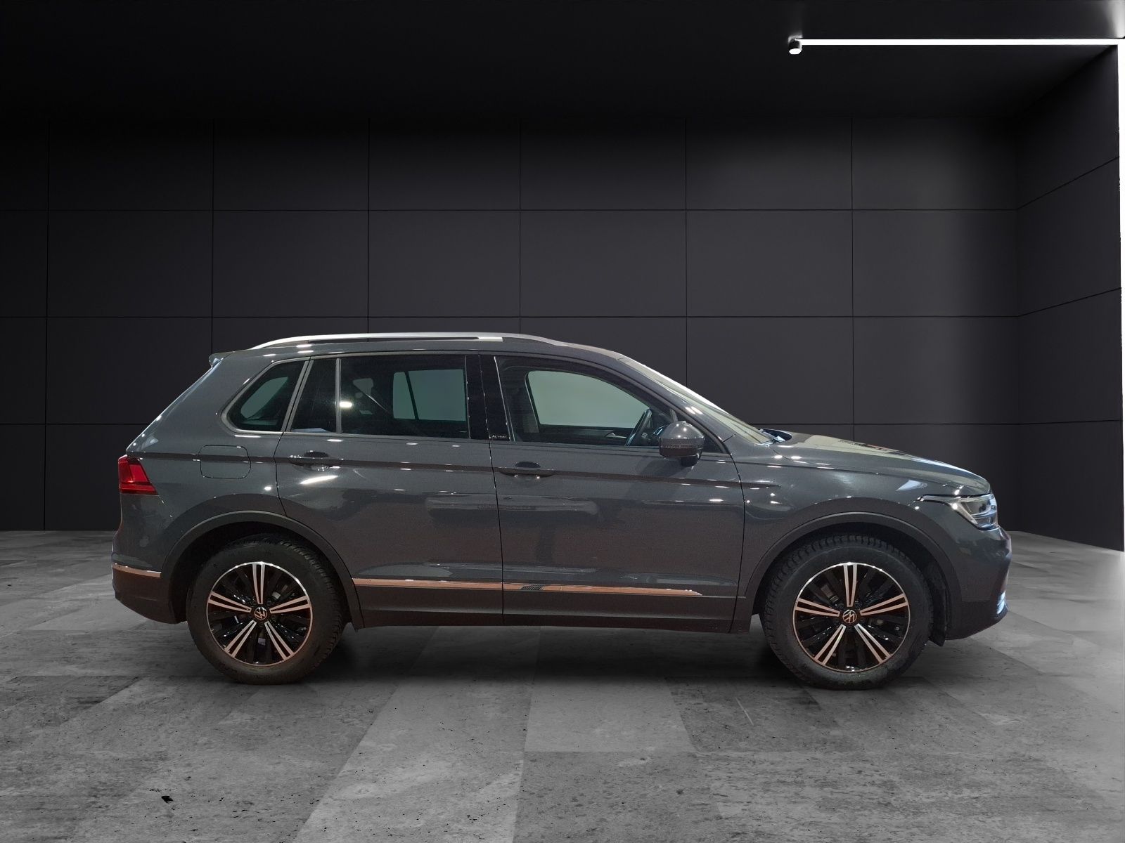 Fahrzeugabbildung Volkswagen Tiguan TSI Active LED Navi ACC RFK SH 18"