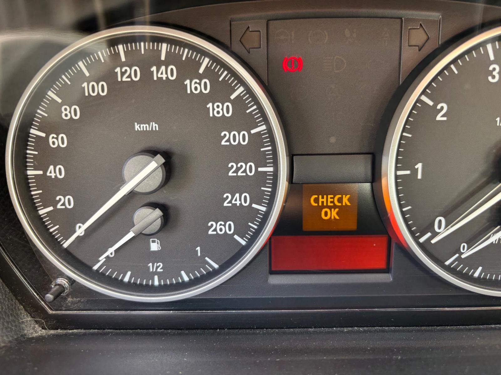 BMW 318 2009 — photo 14