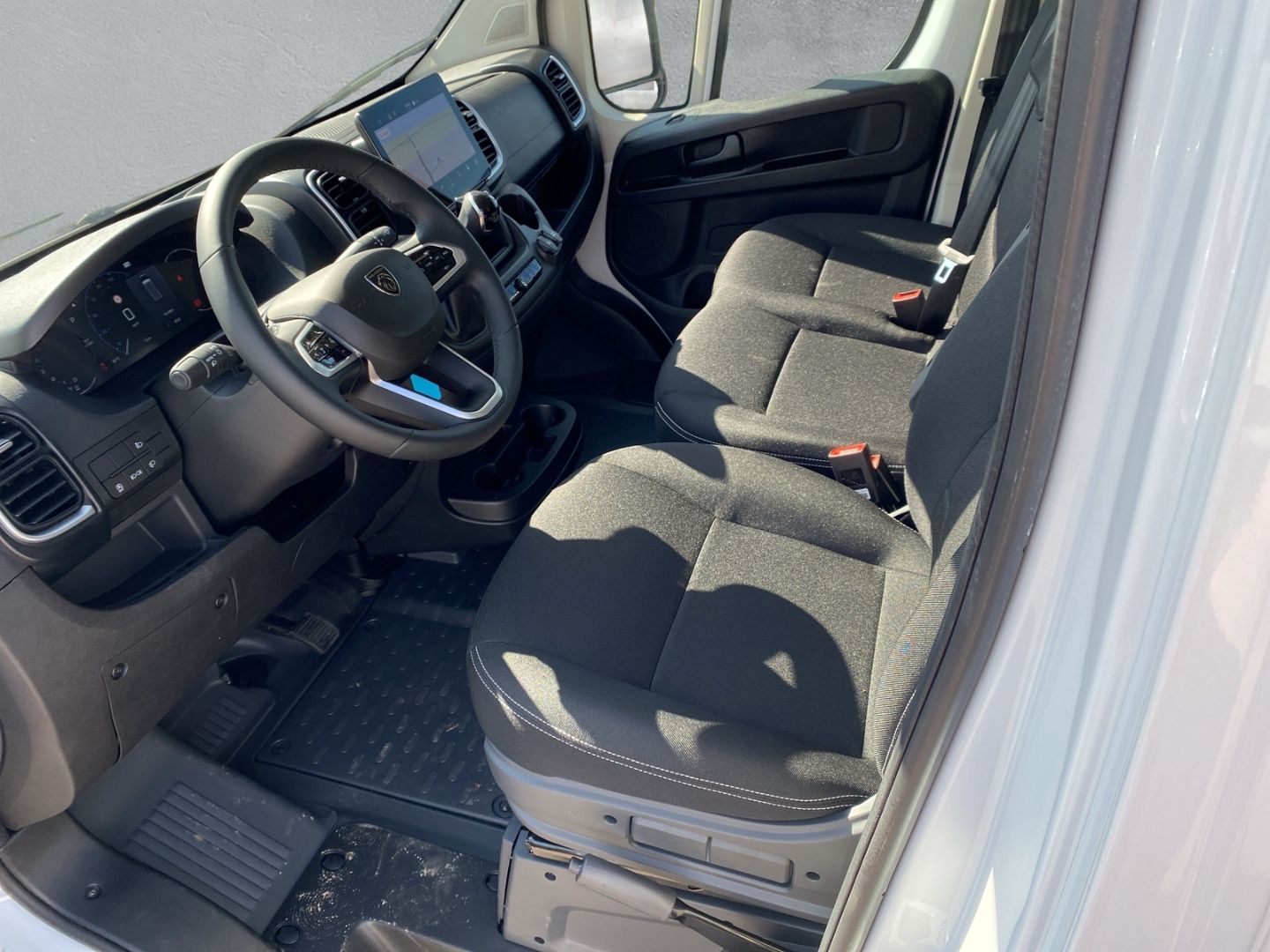 Fahrzeugabbildung Peugeot Boxer Kasten Hochraum 335 L2H2 BlueHDi 140 2.2 F