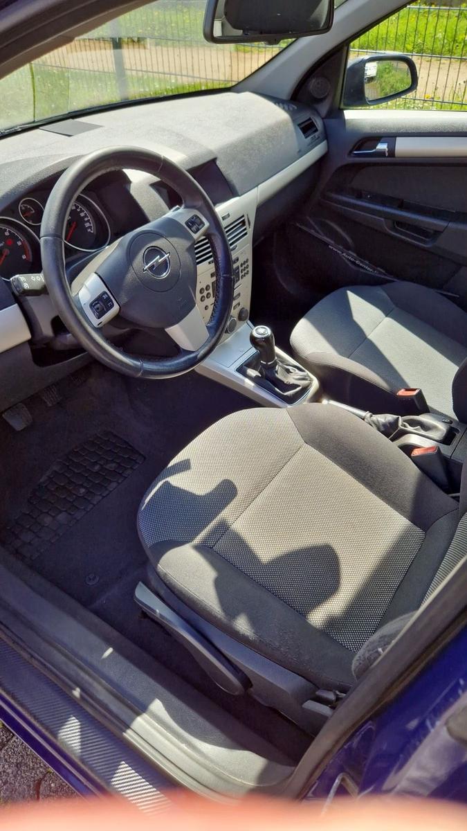 Opel Astra 2008 — rear view