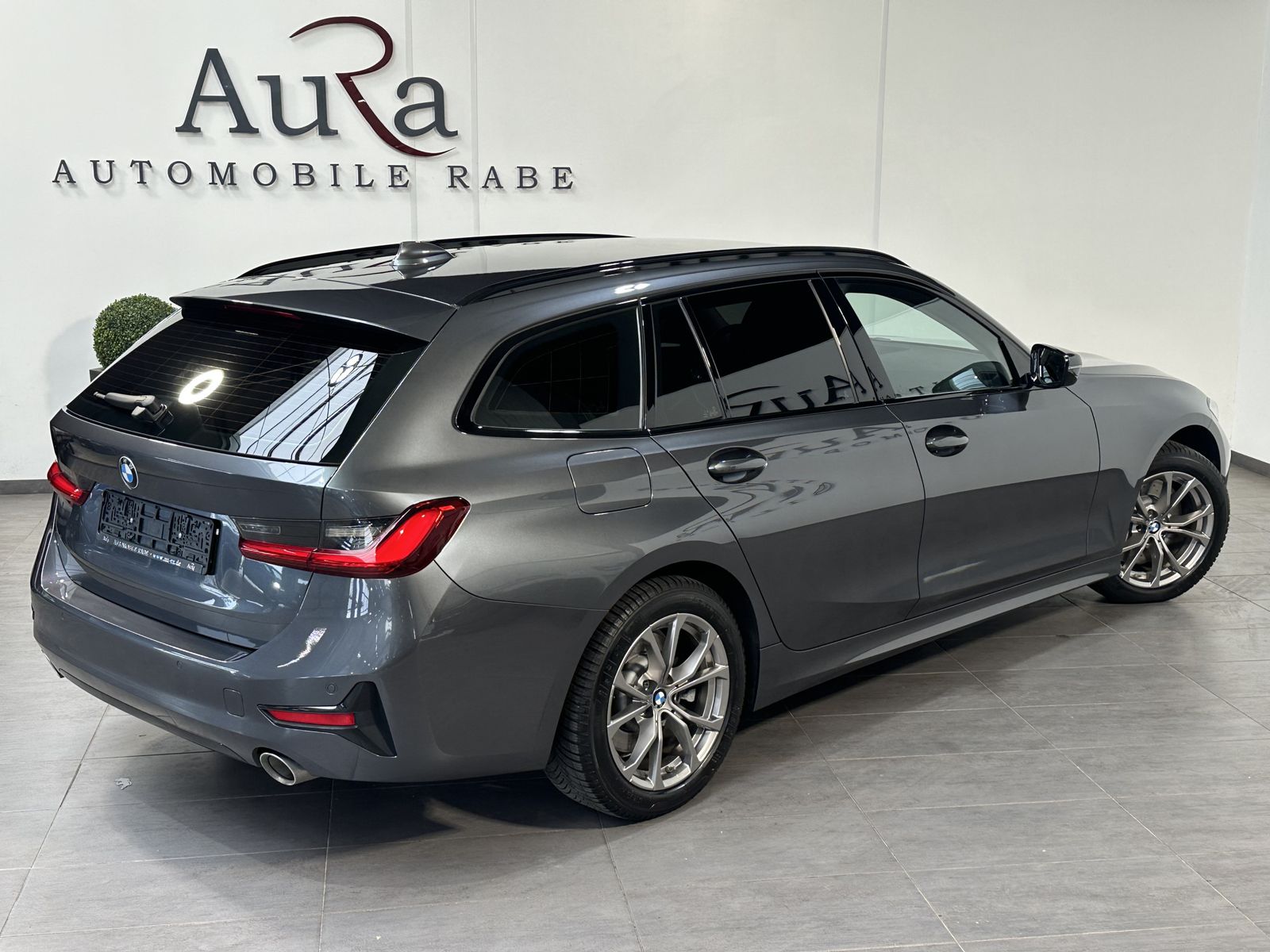 Fahrzeugabbildung BMW 330i Touring Sport-Line NAV+LED+SHZ+HiFi+AHK+VC