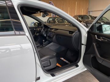 Skoda Octavia Combi RS *TEMPOMAT*NAVI*AHK*BI-XENON*