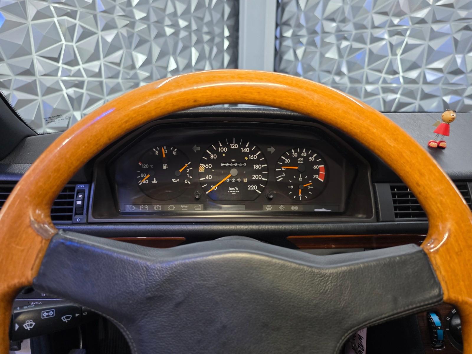 MERCEDES-BENZ E 230 TE BREAK W124 132 ch BVM 1ère MAIN - ATTELAGE - TOIT OUVRANT - 224240 km