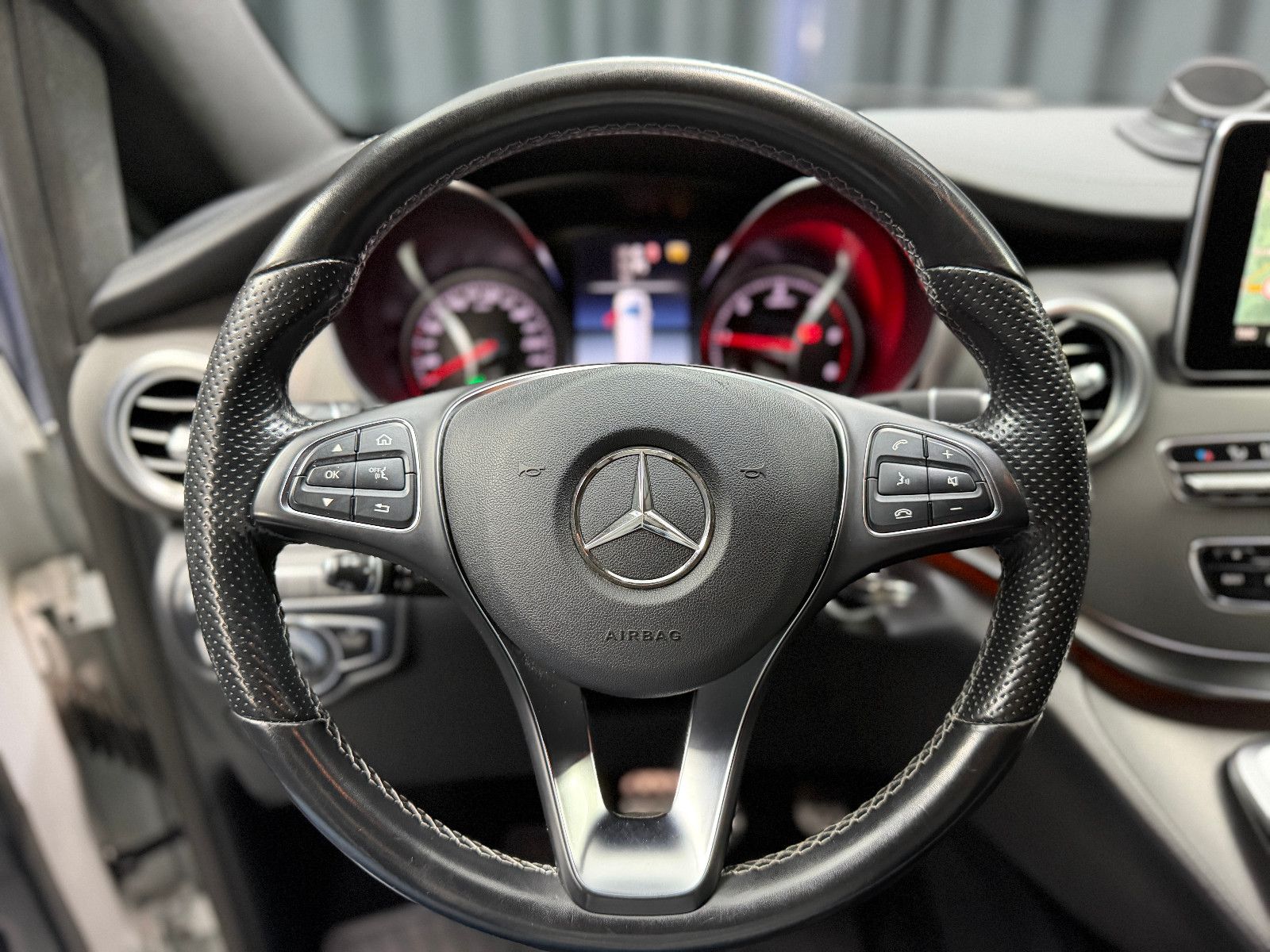 Fahrzeugabbildung Mercedes-Benz V250d NIGHT EDITION 4MATIC lang AMG-LINE|360°|