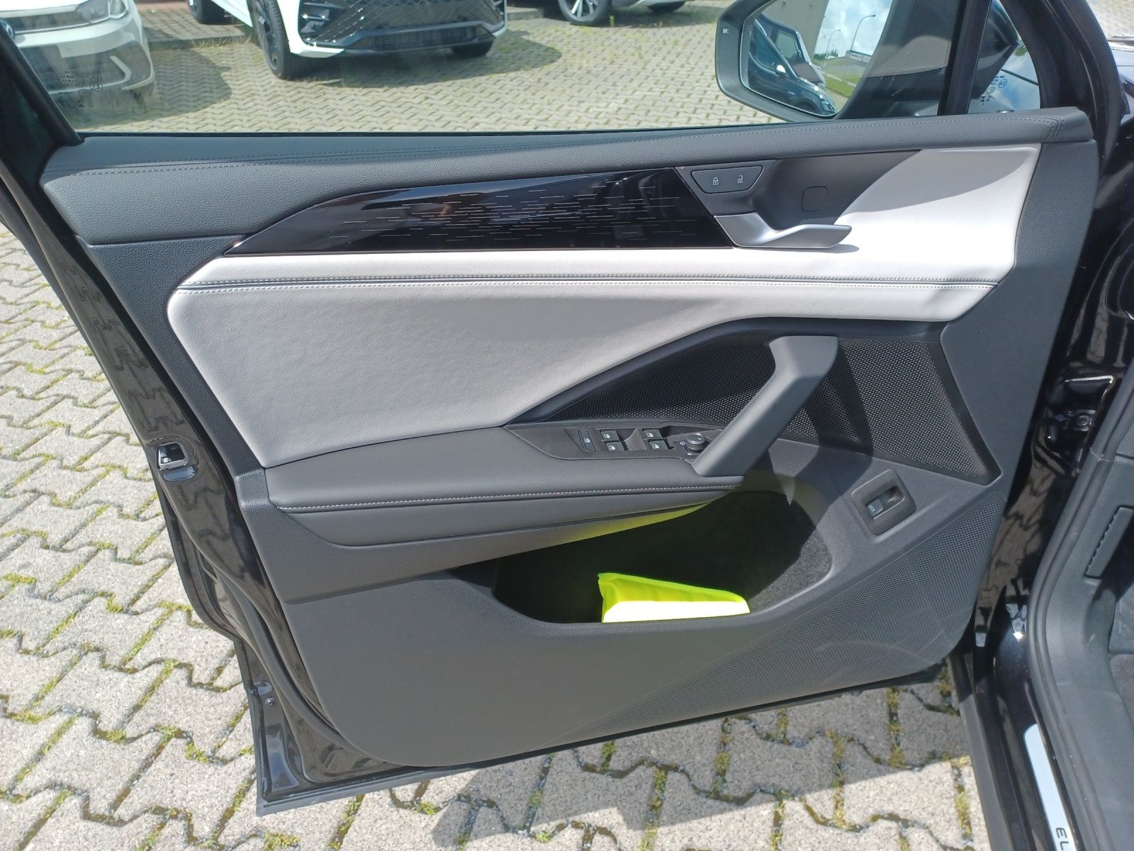 Fahrzeugabbildung Volkswagen Tiguan TDI Elegance IQ.Light Navi ACC AHK STHZ 4