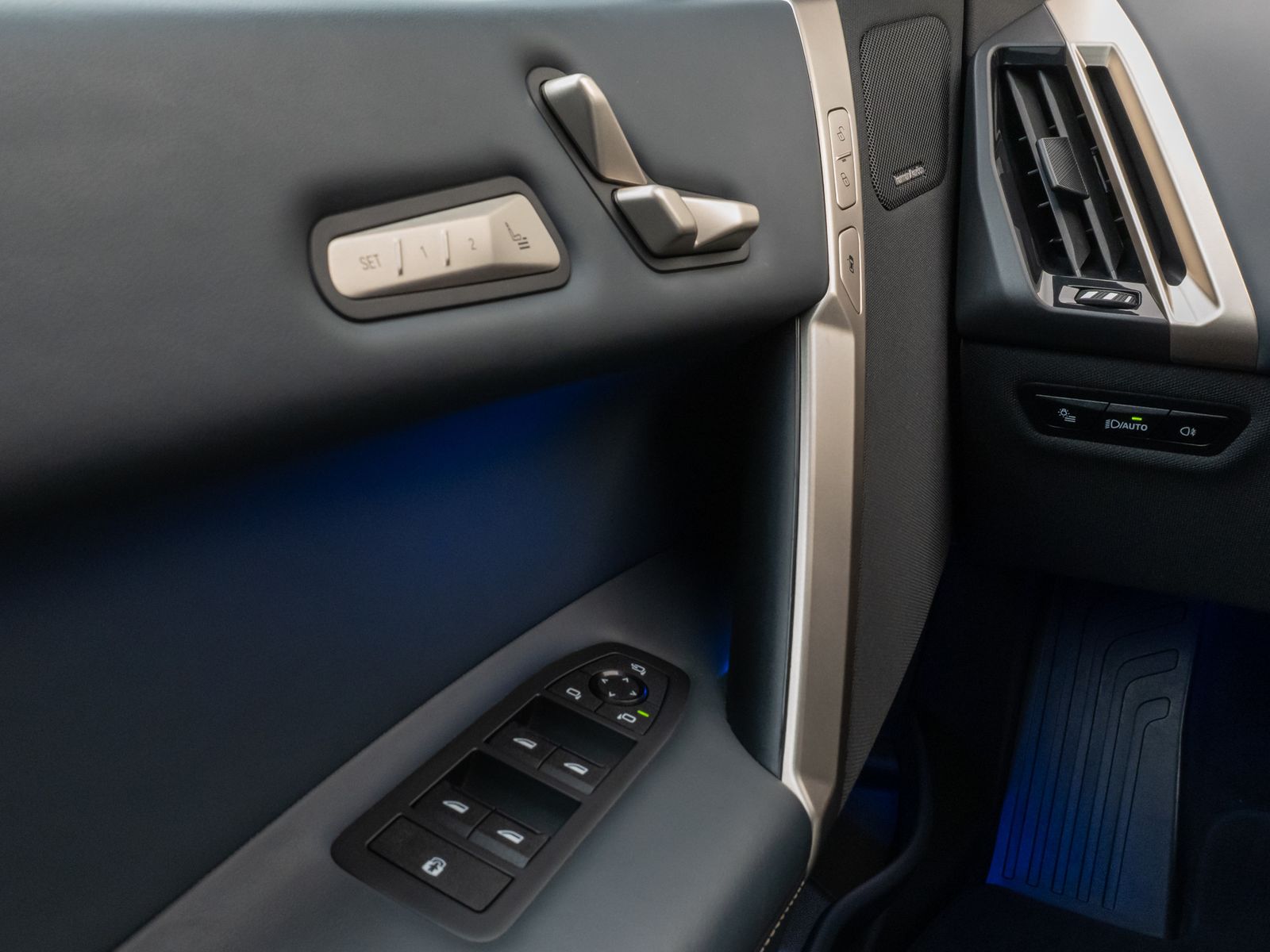 Fahrzeugabbildung BMW iX xD50 Sport 360°H/K DAB SoftCl AHK Komfort 21"