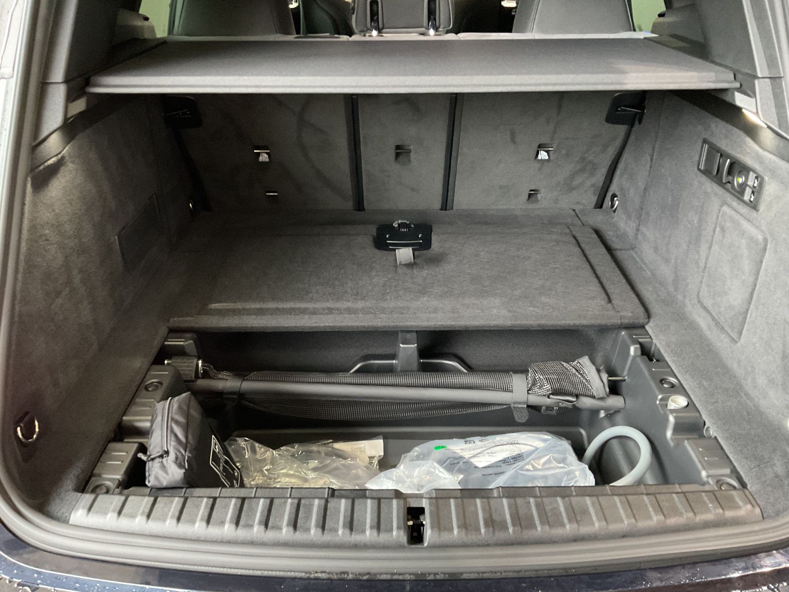 Fahrzeugabbildung BMW iX xDrive45 M Sportpaket Glasdach Sky Lounge, Ak