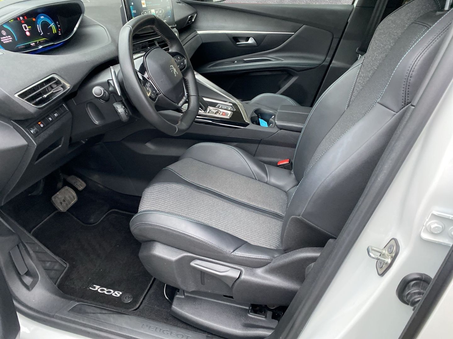 Fahrzeugabbildung Peugeot 3008 Hybrid 225 Allure Pack 1.6 Plug-In EU6d *NA