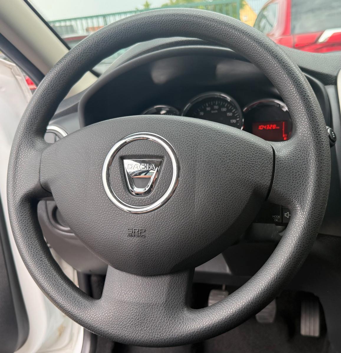 Dacia Sandero 2015 — двигун 898 cm³, 90 HP (66kW)