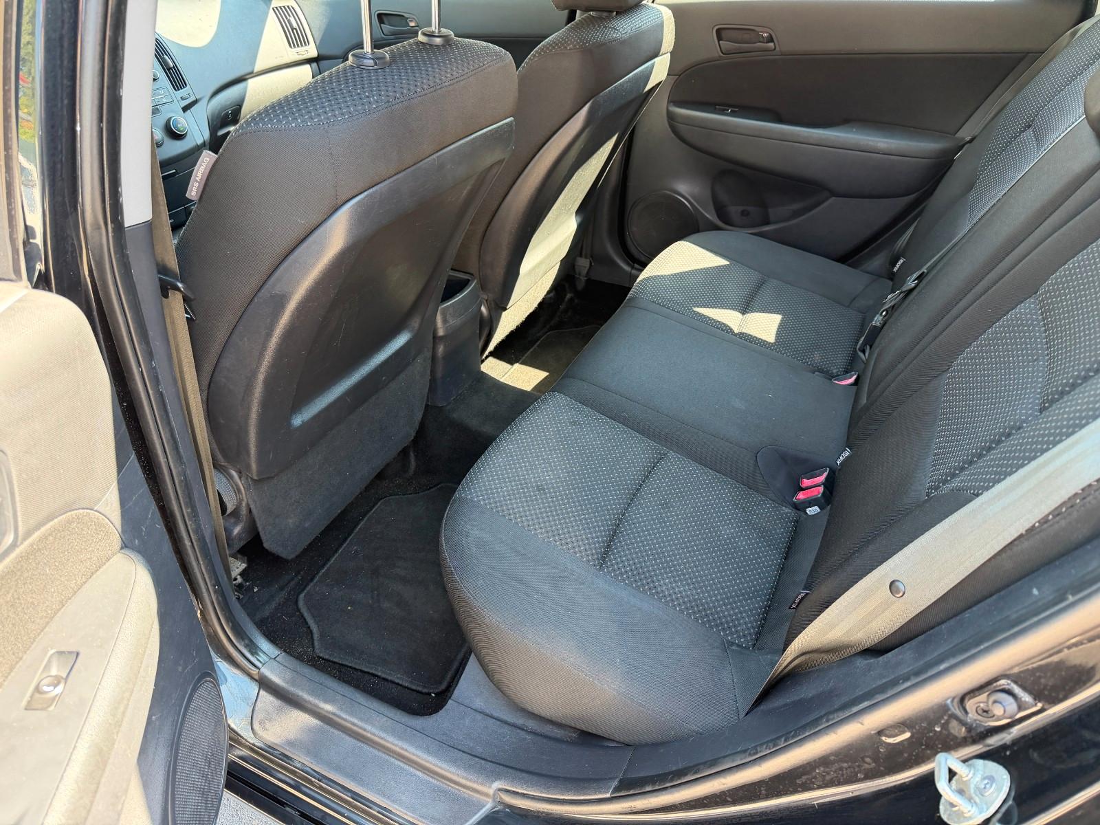 Hyundai i30 2010 — photo 11