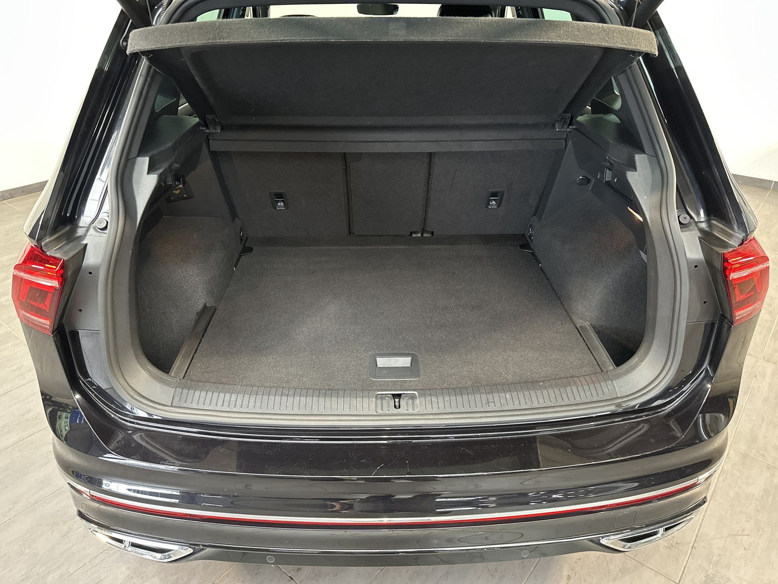 Fahrzeugabbildung Volkswagen Tiguan 1.5 TSI DSG R-Line NAV+LED+AHK+20ZOLL+KAM
