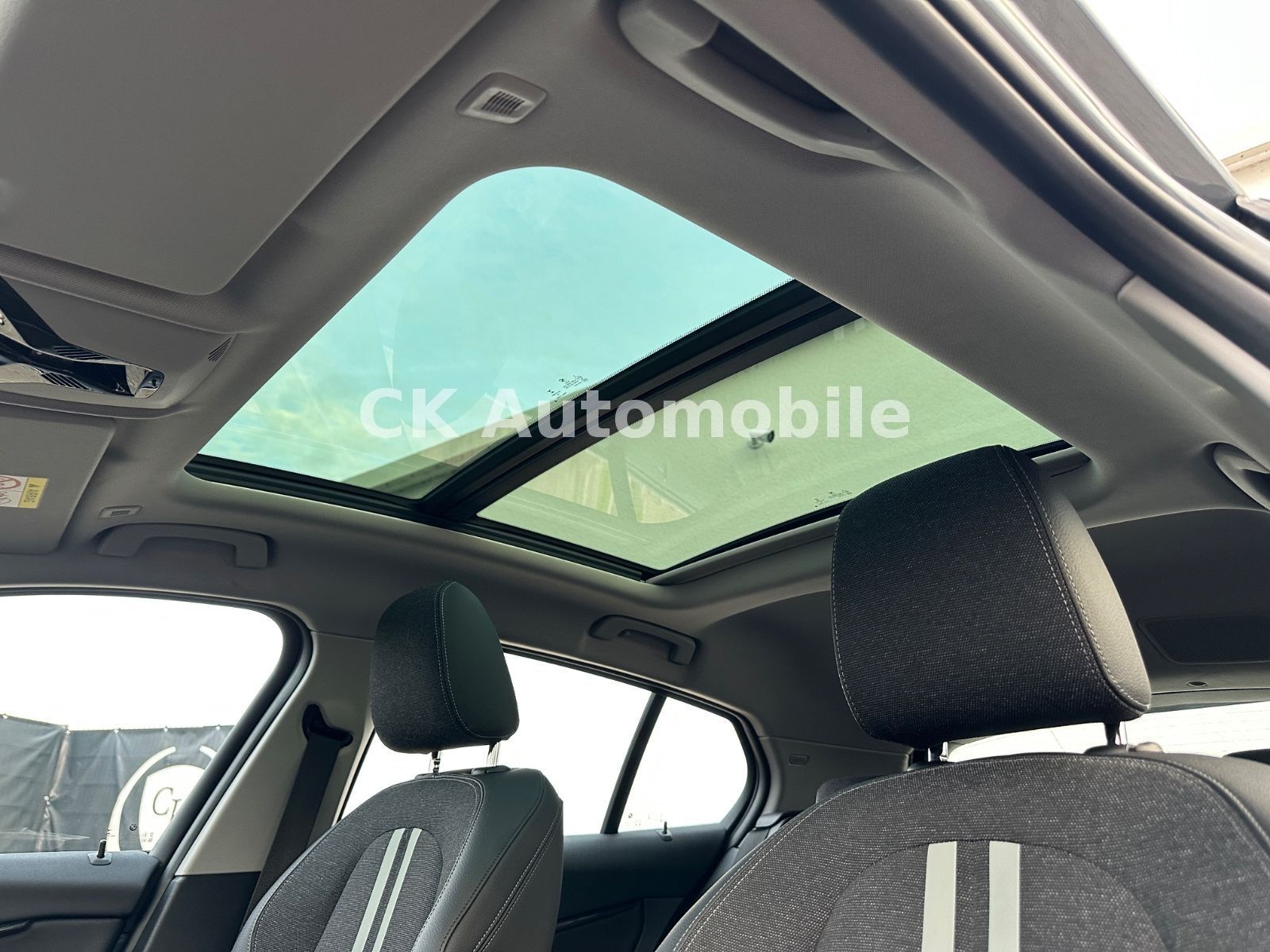 Fahrzeugabbildung BMW 118d Sport-Line/Shadow-Line/Navi/Pano/LED/PDC