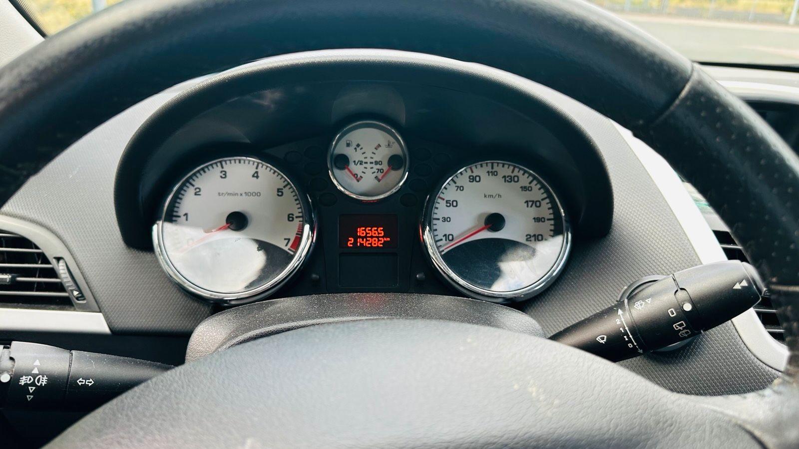 Peugeot 207 2010 — interior