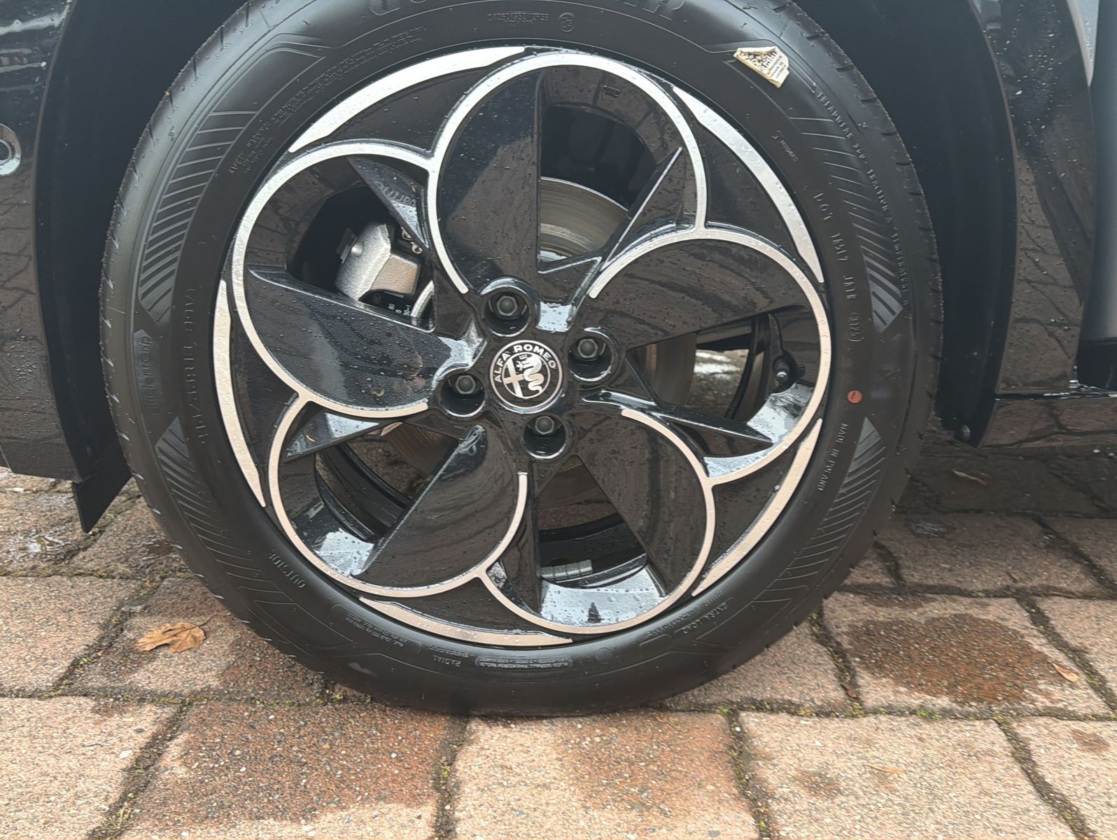 Fahrzeugabbildung Alfa Romeo Junior Ibrida 1.2 VGT 48V-Hybrid 107 kW Q4