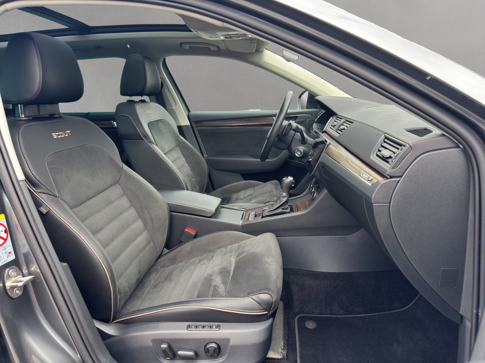 Fahrzeugabbildung SKODA Superb Combi 2.0 TSI Scout Final 4x4/AHK/PANO/