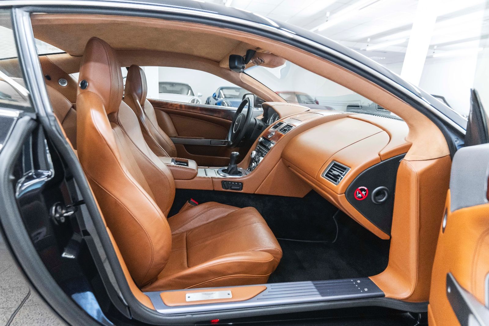 Fahrzeugabbildung Aston Martin DB9 Coupe Schalter 1/385 Sportpaket