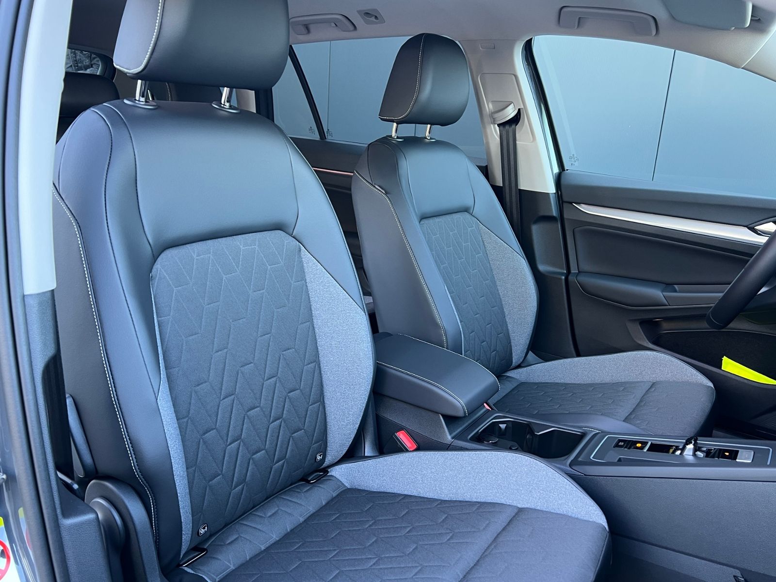 Fahrzeugabbildung Volkswagen Golf Variant  Life 1.5 eTSI DSG *AHK, Plus-Paket