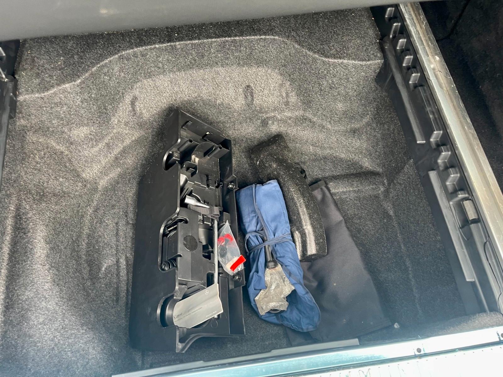 Mercedes-Benz E350 2010 — photo 39