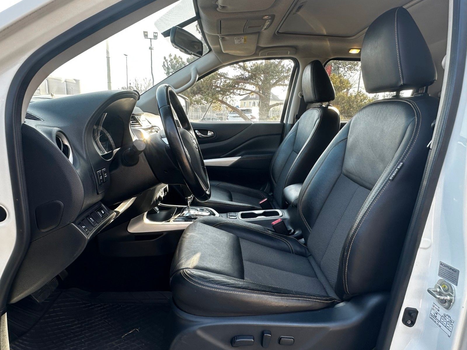 Fahrzeugabbildung Nissan Navara NP300 Tekna Double Cab 4x4 AHK