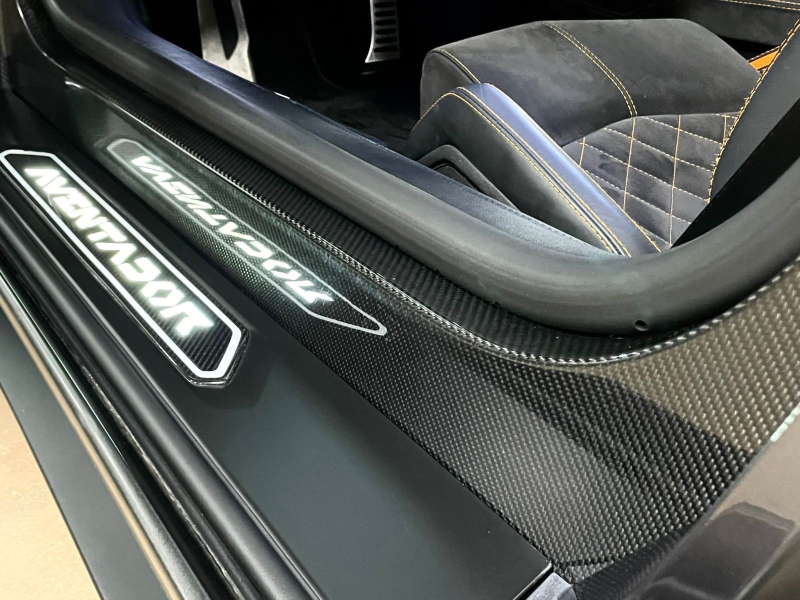 Fahrzeugabbildung Lamborghini AVENTADOR S ROADSTER CARBON LIFT TOPZUSTAND!!!