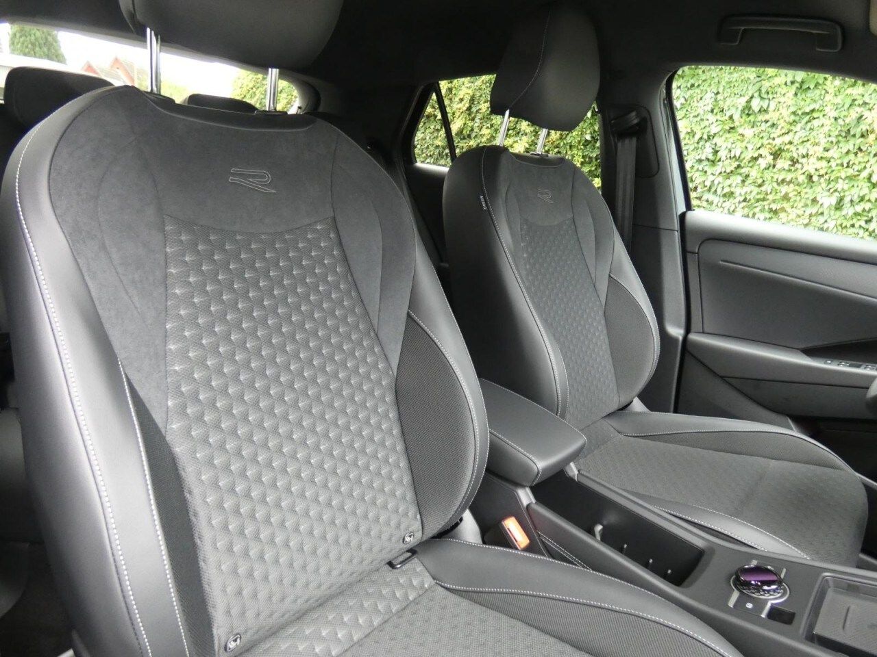 Volkswagen T-Roc R-Line T-Roc 1.5 eTSI DSG R-Line LED Navi foto 4