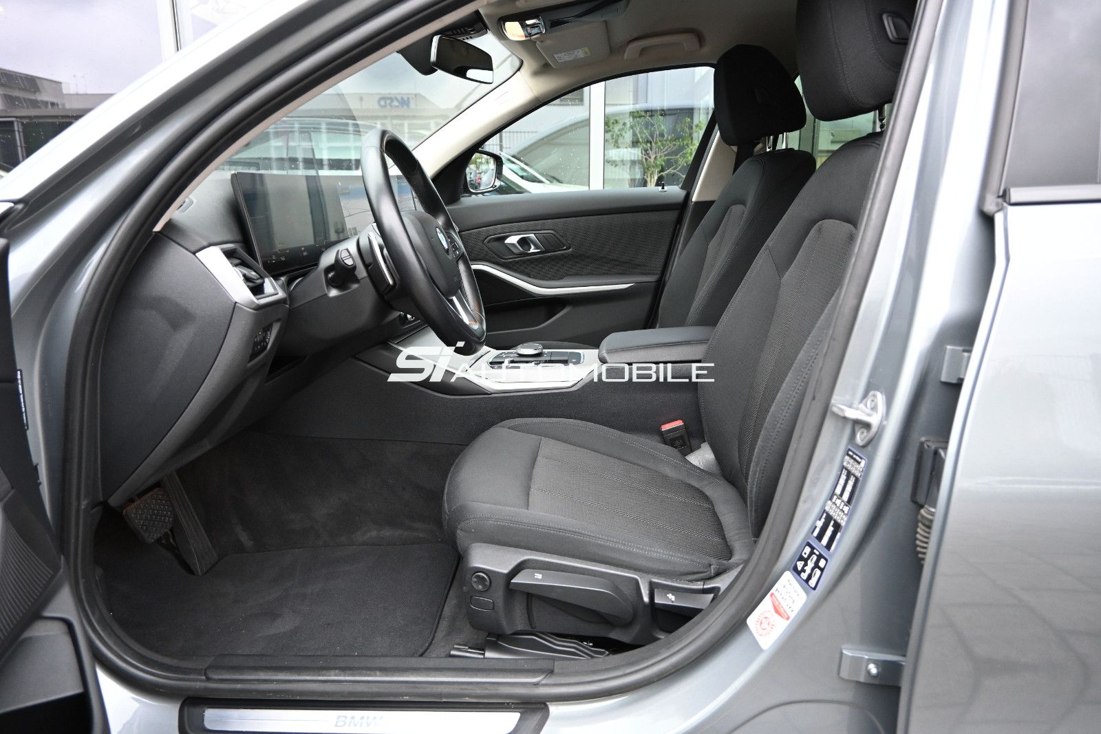 Fahrzeugabbildung BMW 330d xDrive °HEAD-UP°PRIVACY°STANDHEIZUNG°8FACH
