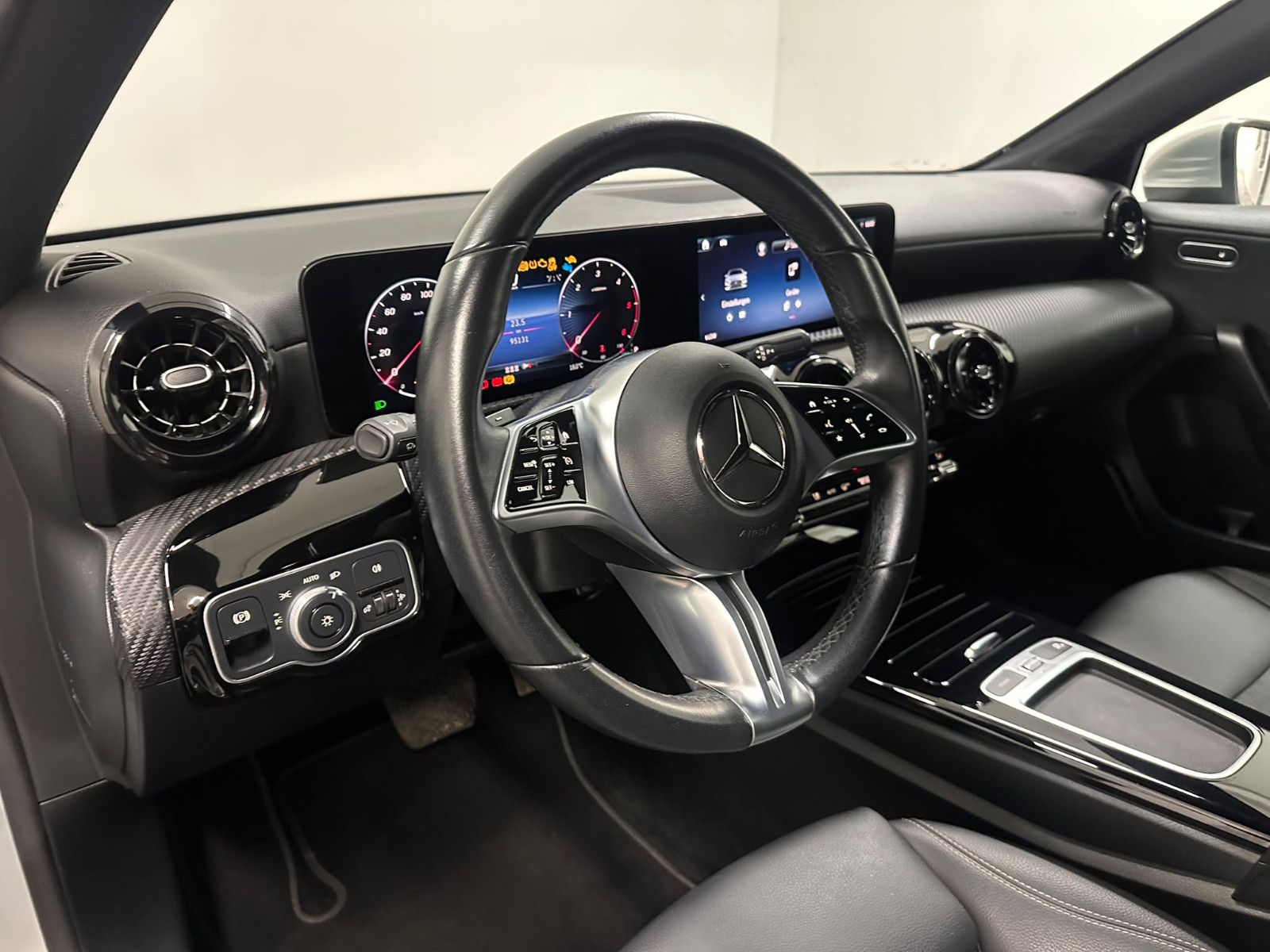 Fahrzeugabbildung Mercedes-Benz A 180 d DCT *LIMOUSINE *KLIMA*NAVI*CARPLAY*