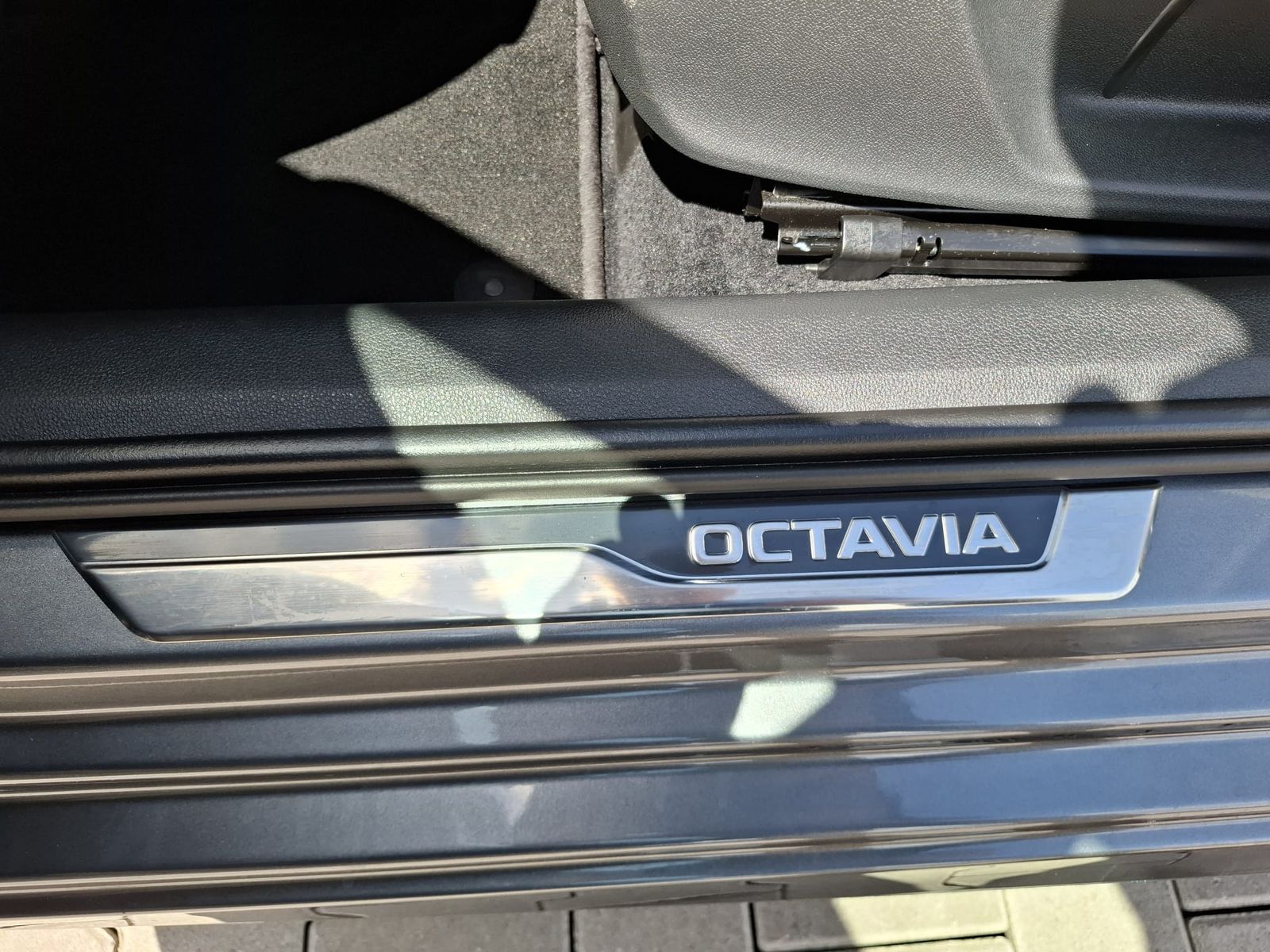 Fahrzeugabbildung SKODA Octavia 1.5 DSG Sportline PANO*MATRIX*AHK*5J.GAR