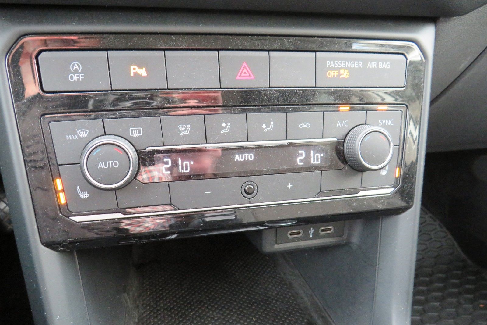 Fahrzeugabbildung Volkswagen T-Cross Life DSG PDC TELVOR SITZH. 1H.