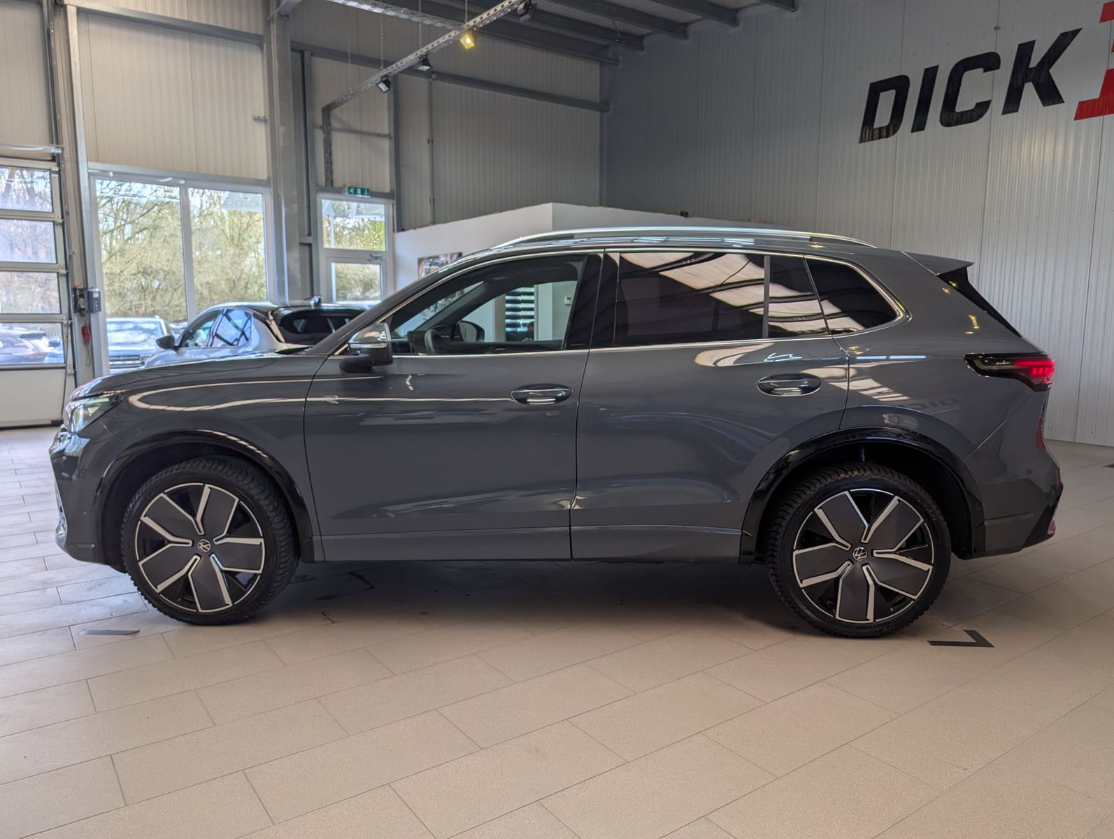 Fahrzeugabbildung Volkswagen Tiguan 2.0TDI R-Line 4M Pano H/K AHK Matrix 20"
