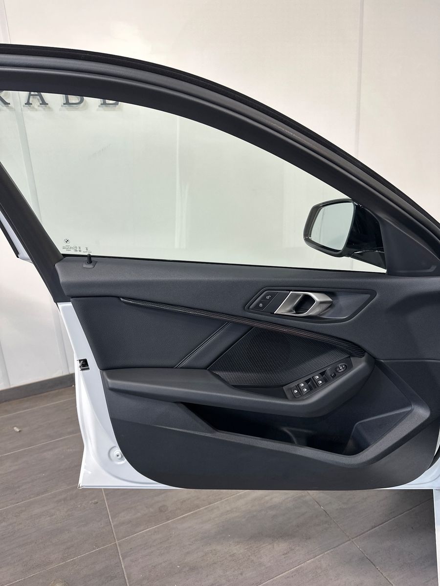 Fahrzeugabbildung BMW 118i Aut. Sport Line NAV+LED+SHZ+PDC+17ZOLL