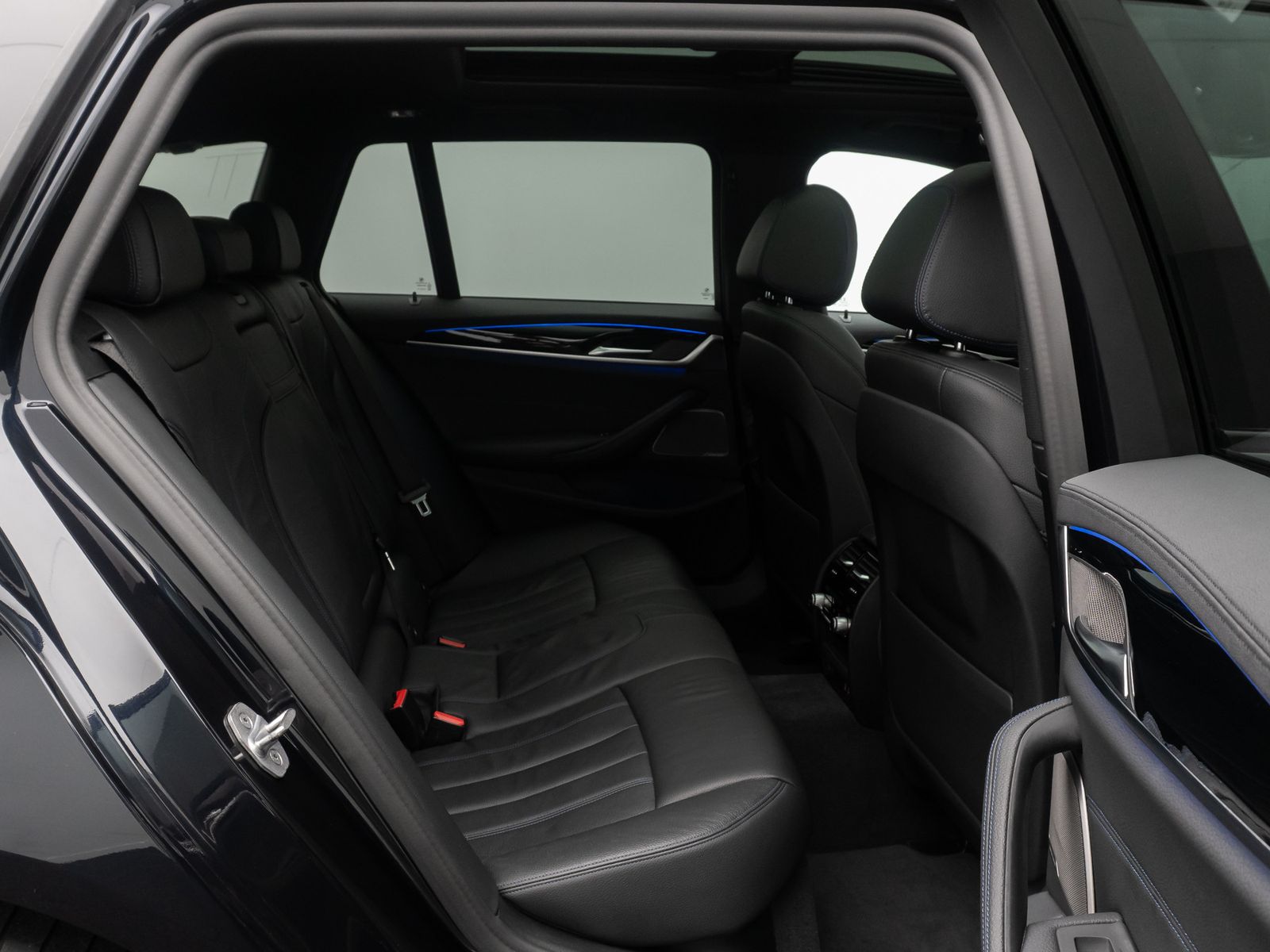 Fahrzeugabbildung BMW 540i xD M Sport DAB Panorama HUD H/K DispKey 20"