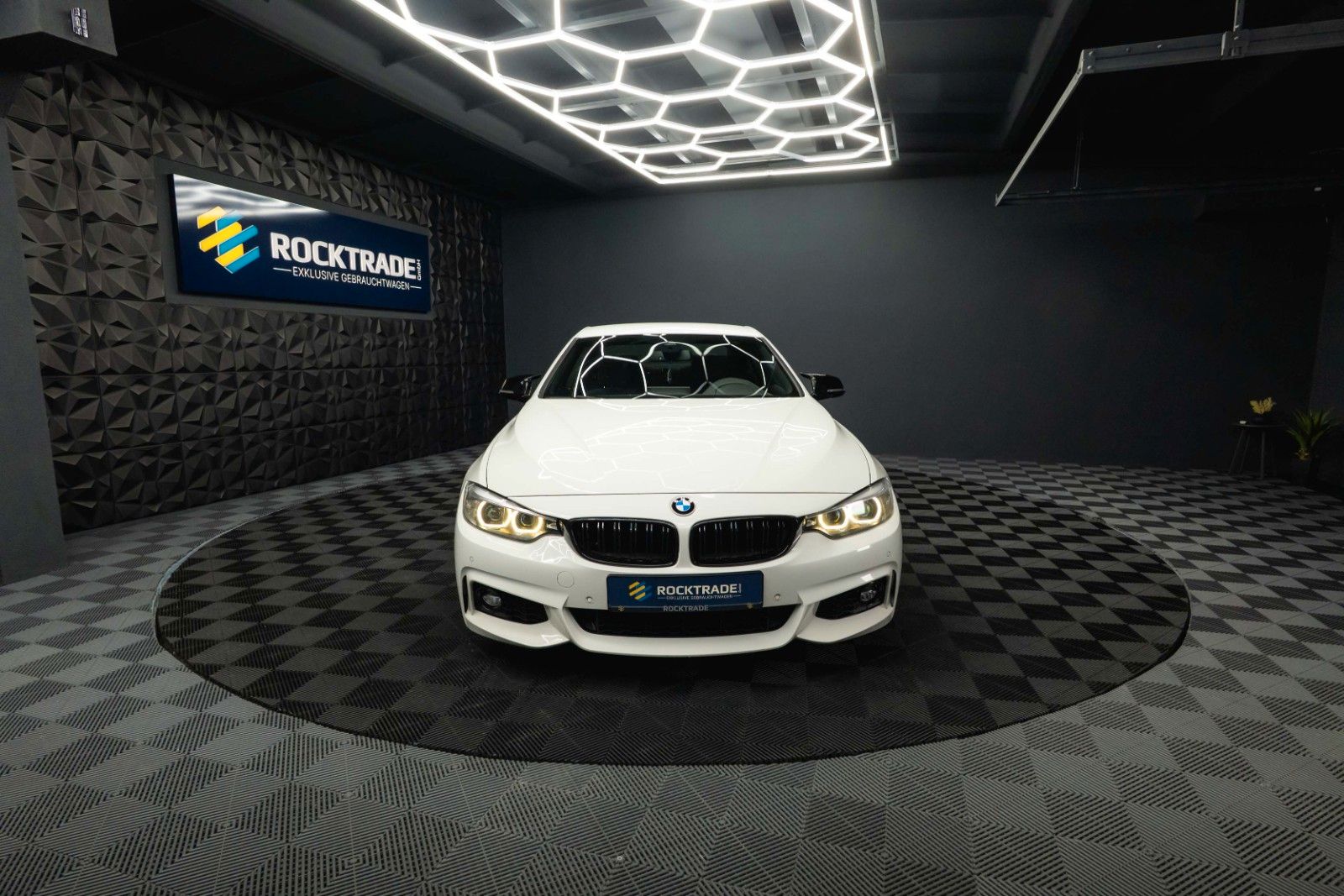 Fahrzeugabbildung BMW 420i M Sport Coupe Shadow Line Performance LCI
