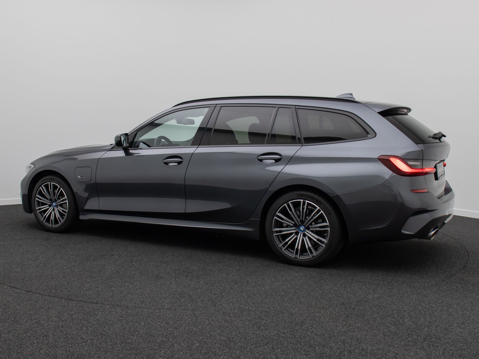 Fahrzeugabbildung BMW 330e M Sport Alarm AHK DAB HiFi Komfort PDC 18"