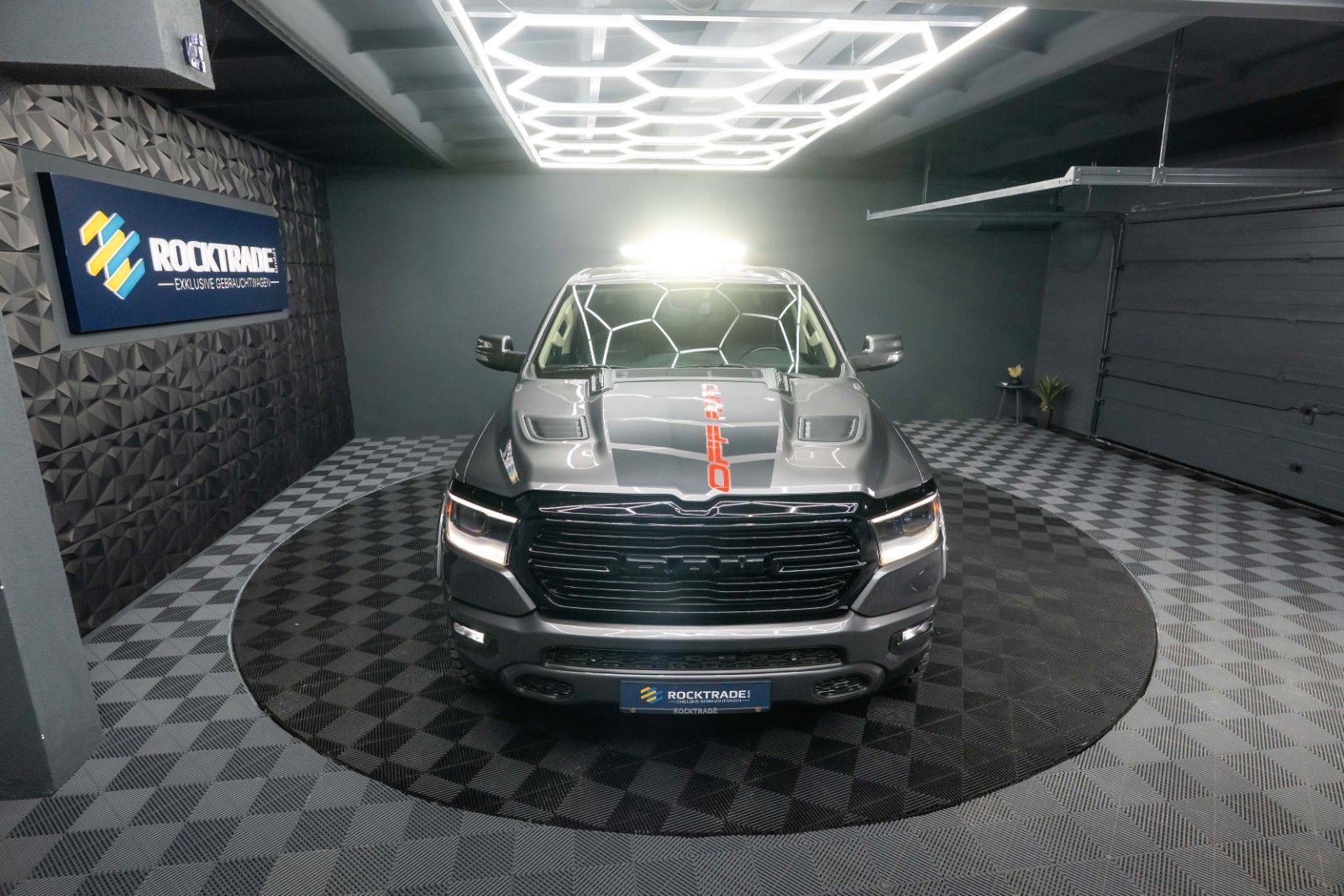 Fahrzeugabbildung Dodge RAM 5.7 V8 HEMI 4x4 OFFROAD NIGHT-Paket LARAMIE
